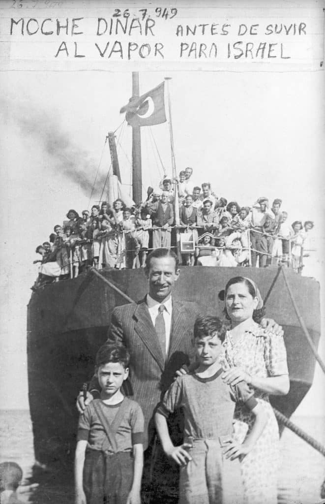 משפחת אפשרים דינר נפרדת מבנה משה לקראת עלייתו לארץ ישראל. איזמיר 1949