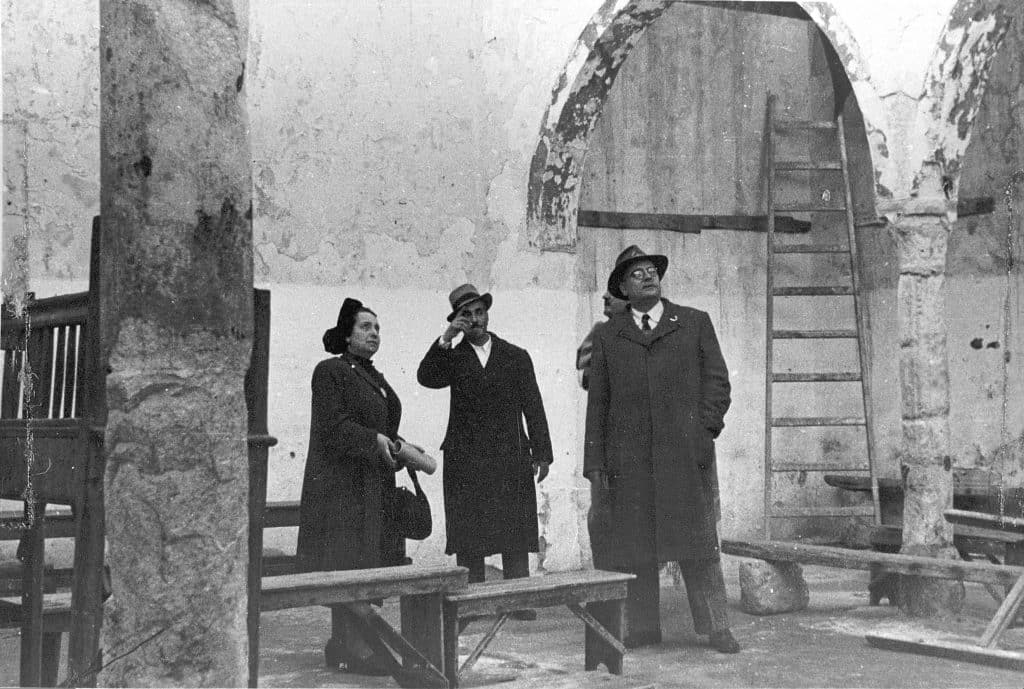 הלן קזאס בן עטר נציגת הג'וינט בביקור בבית הכנסת בזאויה לאחר הפרעות, 1945 זכויות יוצרים: המרכז לתיעוד חזותי ע
