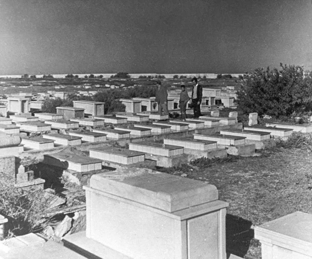 קבר אחים לקרבנות הפרעות ב-1945. בית הקברות בטריפולי, 1945 זכויות יוצרים: מרכז אור שלום, בת-ים.