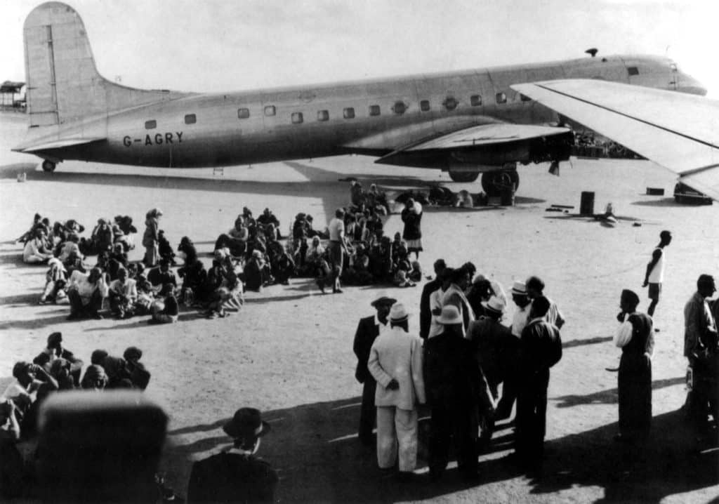 יהודים תימנים ממתינים בשדה התעופה בעדן לקראת המראתם לישראל, נובמבר 1949