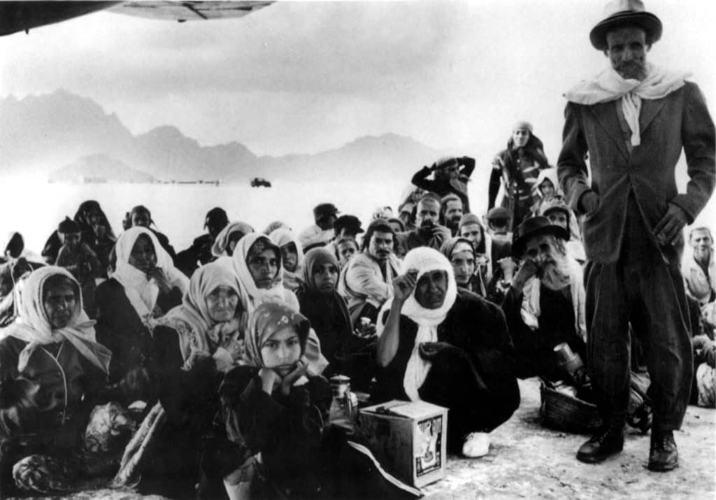 יהודי תימן ממתינים למשאיות שיקחו אותם לשדה התעופה לקראת הטסתם לארץ ישראל. עדן, 1950