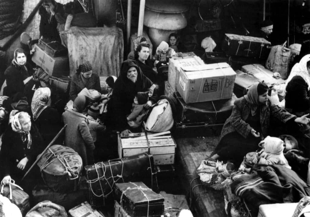יהודים ממרוקו יושבים על מטלטליהם על סיפון האניה, בדרכם לארץ ישראל, 1950 - 1953